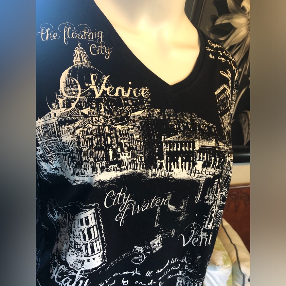 Women’s Black & White Venice Print V-Neck Top
EUC
Cactus brand style